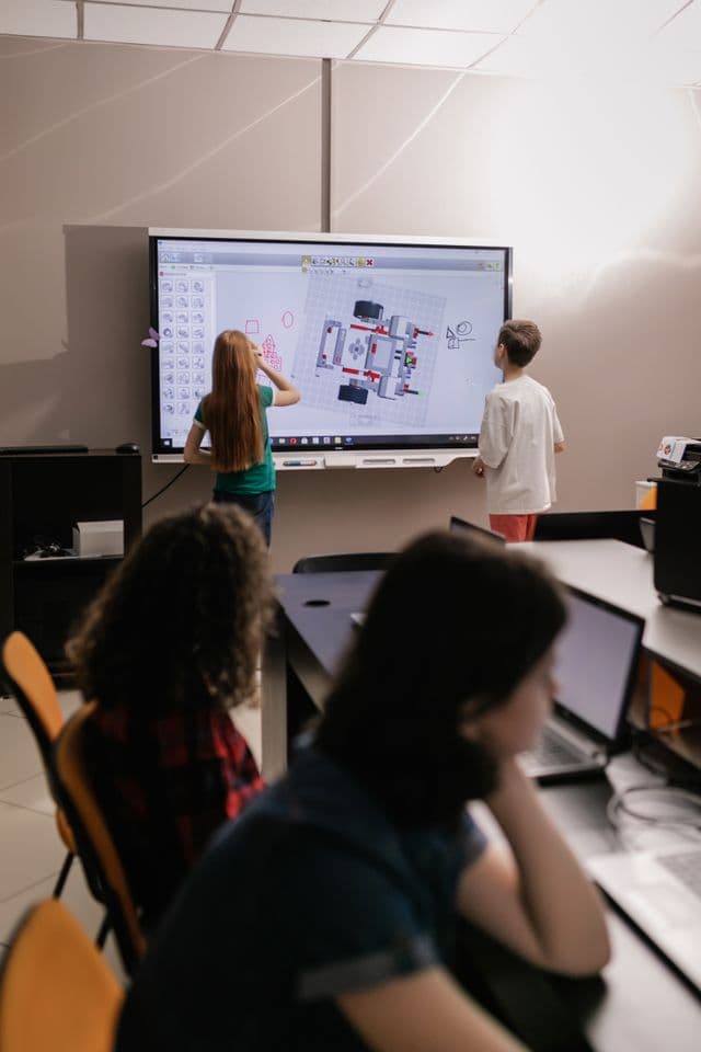 Ambiente educacional moderno equipado com soluções tecnológicas