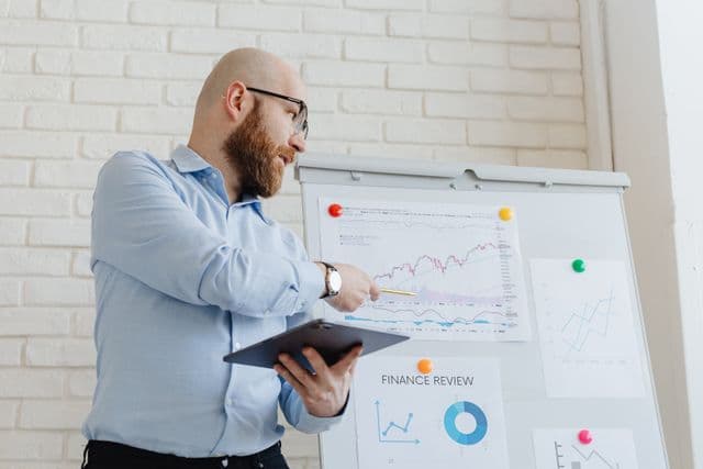 Profissional analisando o planejamento financeiro de uma instituição de ensino