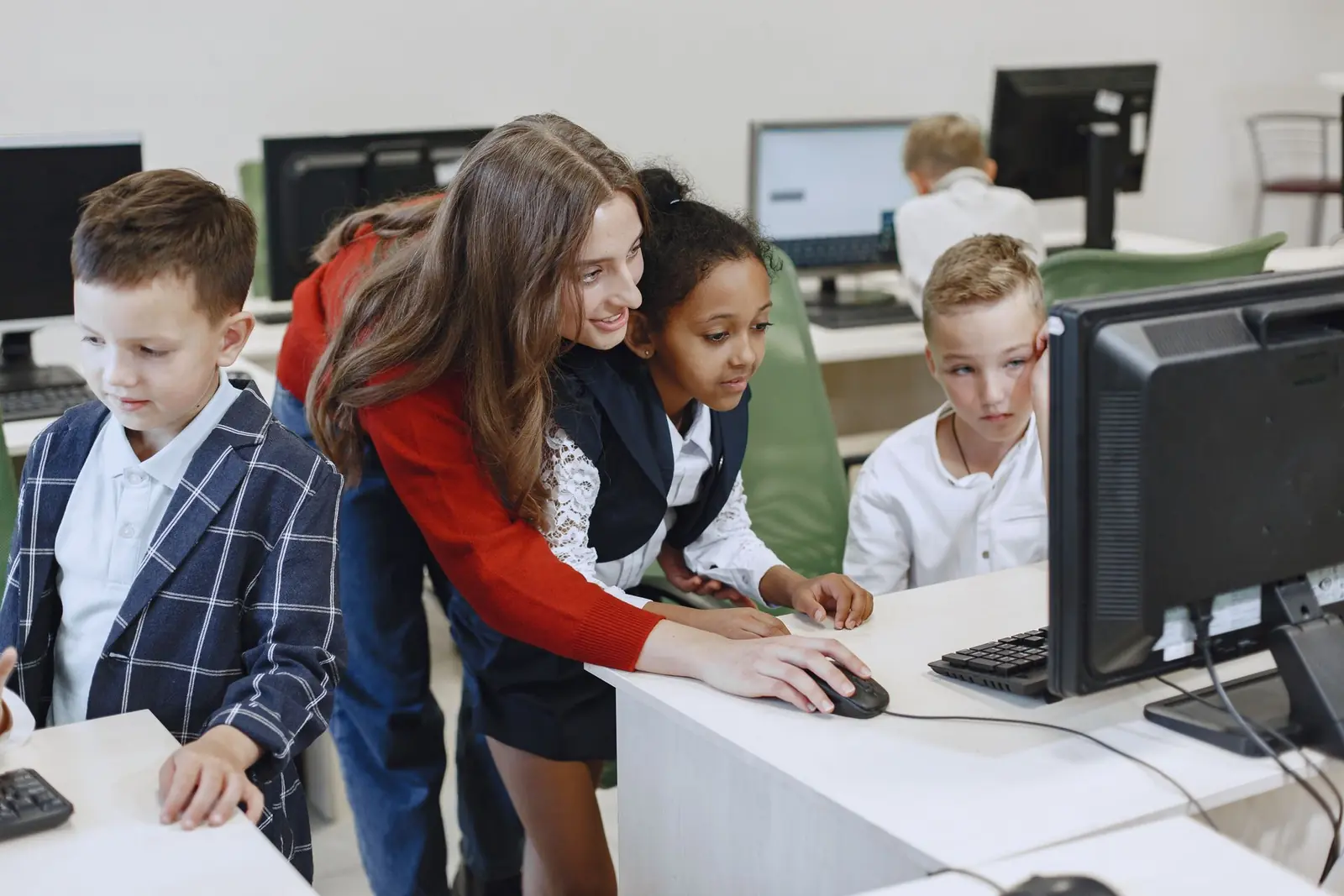 Alunos e profissionais utilizando tecnologia em um ambiente educacional moderno