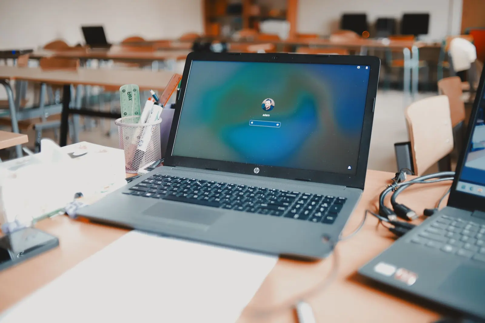 Alunos utilizando Chromebooks em uma sala de aula moderna