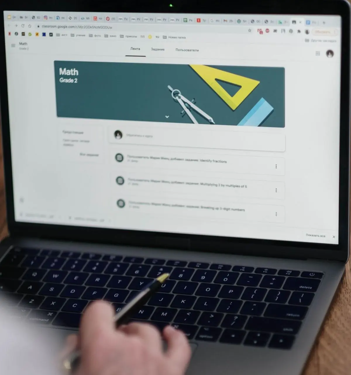 Professores e alunos utilizando ferramentas do Google for Education em sala de aula