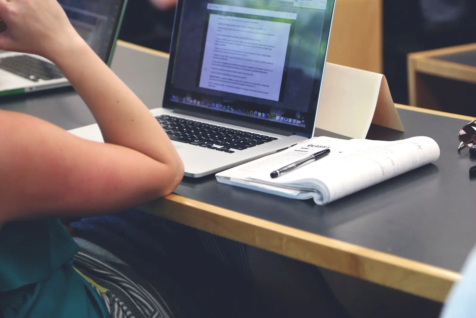 Alunos e professores utilizando notebooks em um ambiente educacional moderno