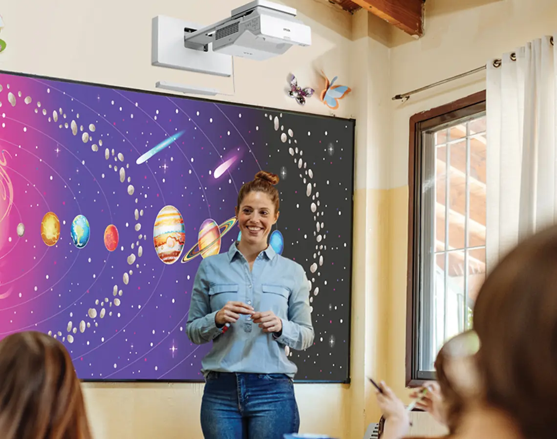 Projetor educacional em funcionamento em uma sala de aula moderna
