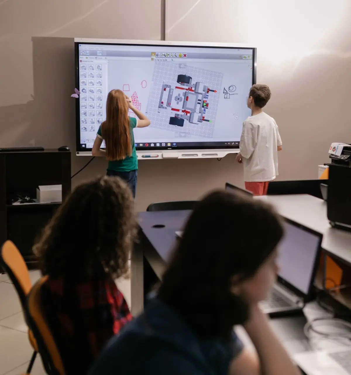 Sala híbrida equipada para ensino presencial e remoto