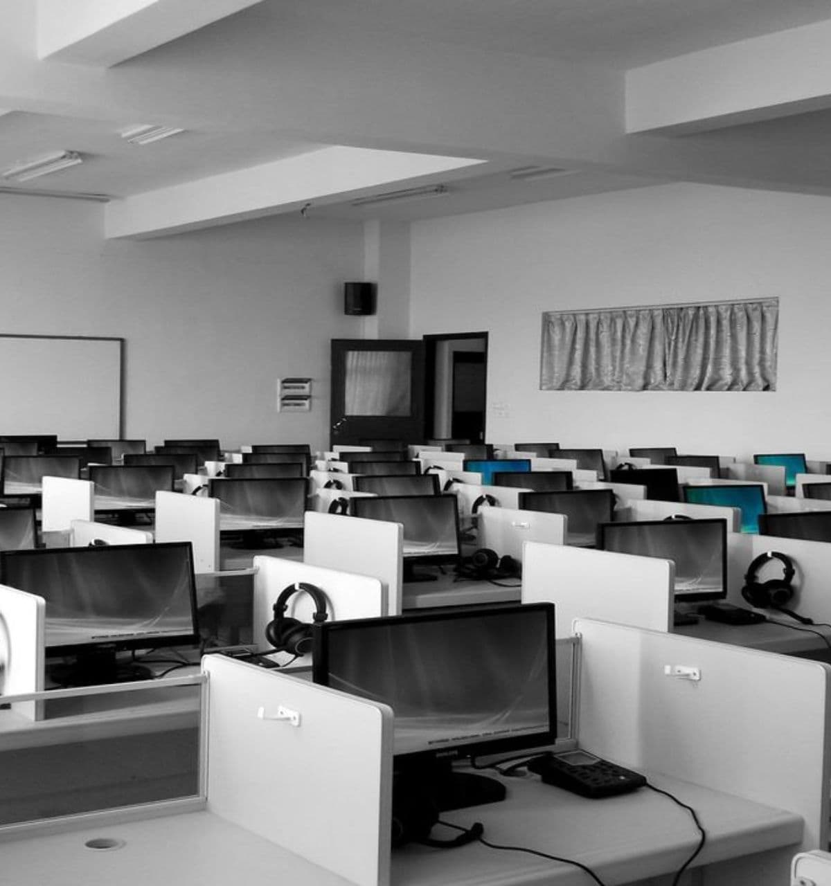 Ambiente educacional moderno equipado com computadores e soluções tecnológicas